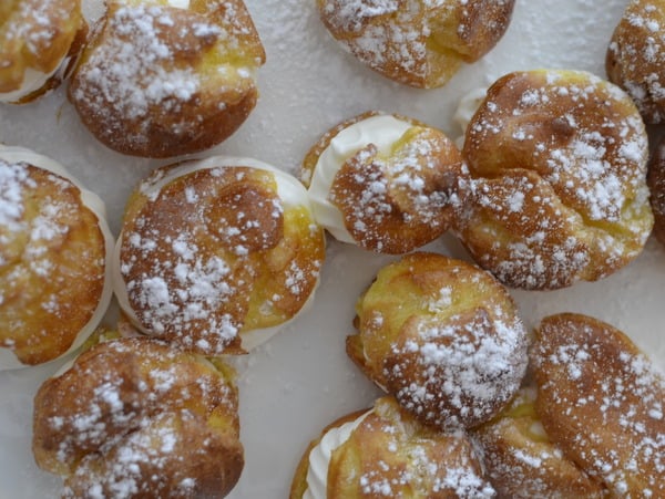 Paris : confection de choux et d’éclairs au chocolat