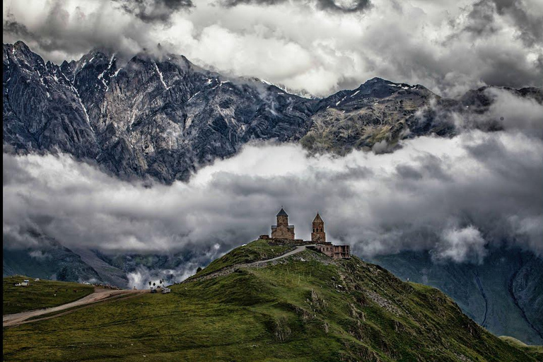 Da Tbilisi a Kazbegil Gudauri Ananuri Tour guidato di gruppo