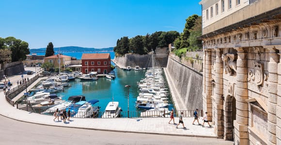 Zadar: Old Town Walking Tour with Maraschino Tasting
