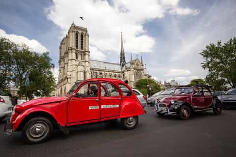 Paris : visite en 2CV d'époque et croisière sur la Seine