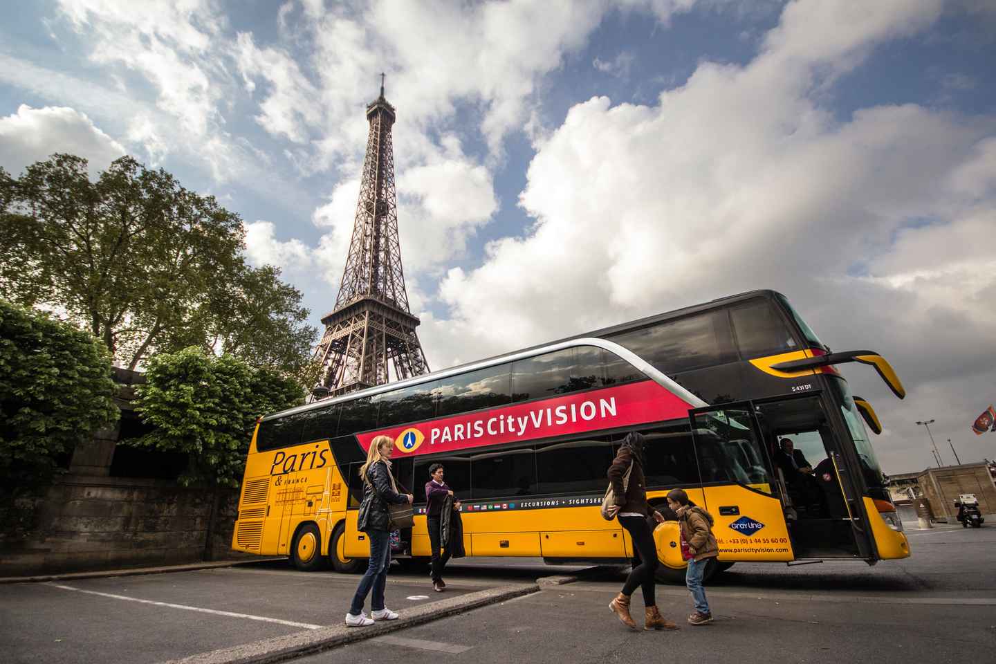 Paris: Bus- & Bootstour mit Audioguide, Eiffelturm & Lunch