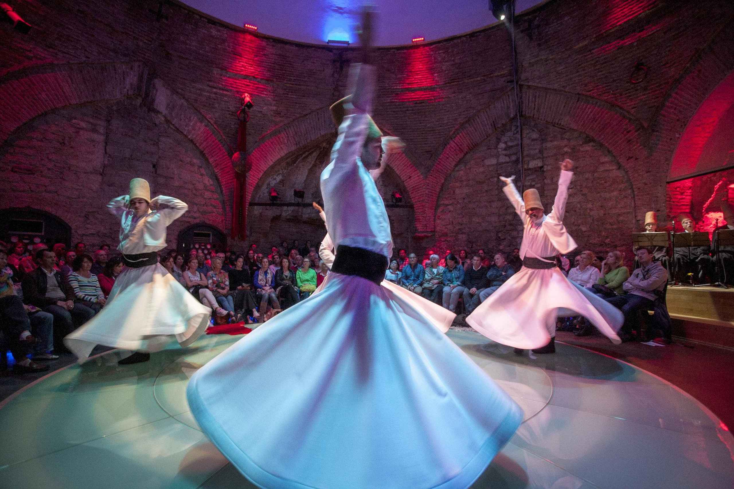 Istanbul dance. Турция танец дервишей. Шоу дервишей в Стамбуле. Стамбул танец дервишей Стамбул. Танец дервишей в Стамбуле.