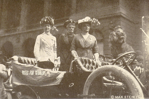 Chicago: Women's History Walking Tour with Interiors