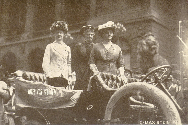 Chicago: Women's History Walking Tour with Interiors