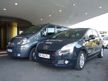 Paris: Flughafen CDG & Orly - Kleingruppen-Minivan-Transfer Paris: Flughafen CDG & Orly - Kleingruppen-Minivan-Transfer