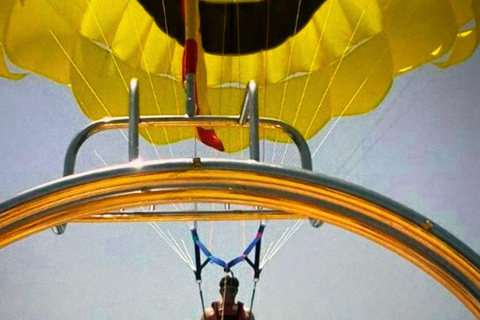 Fuengirola: Parasailing an der Costa del Sol.