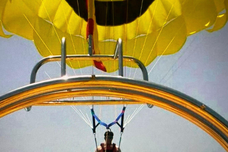 Fuengirola: Parasailing an der Costa del Sol.