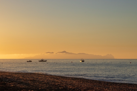 Tourisme de pêche intérieure guidé privé avec dîner de fruits de merAu départ de Théra : Excursion privée au coucher du soleil vers les îles de pêche