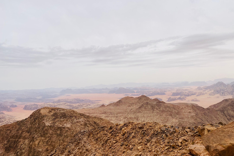 瓦迪拉姆：本地导游带您徒步前往杰贝尔乌姆达米瓦迪拉姆：本地导游带你徒步前往杰贝尔乌姆达米