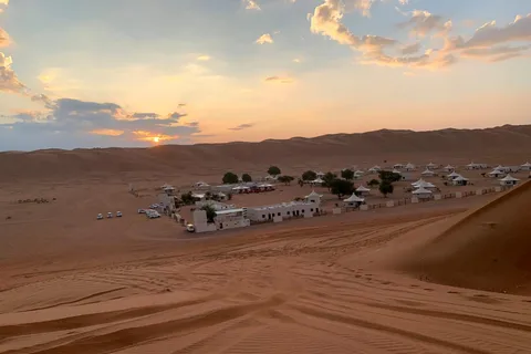 Da Muscat: Tour di un giorno nel deserto e nell'oasi di Wadi Bani Khalid