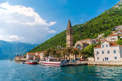 Kotor: excursión en lancha motora con visita a la Cueva Azul y la bahía de BokaKotor: excursión privada en lancha rápida con visita a la Cueva Azul y la bahía de Boka