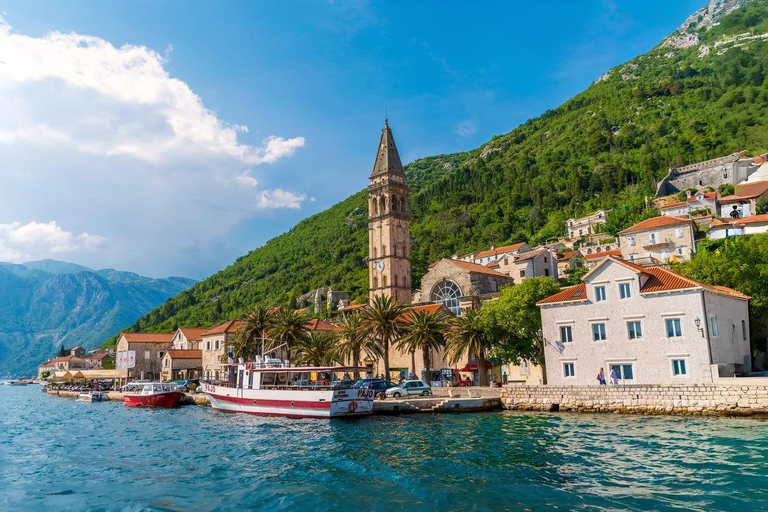 Kotor: excursión en lancha motora con visita a la Cueva Azul y la bahía de BokaKotor: excursión privada en lancha rápida con visita a la Cueva Azul y la bahía de Boka