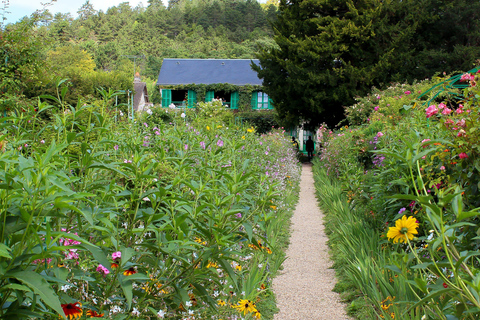 De Paris: Viagem de 1 dia com guia a Giverny e ao Palácio de VersalhesDe Paris: Passeio de um dia com guia a Giverny e ao Palácio de Versalhes