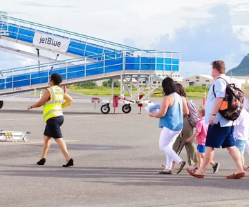St. Lucia Fast Track Service (überspringe die Warteschlangen bei einem überfüllten UVF)