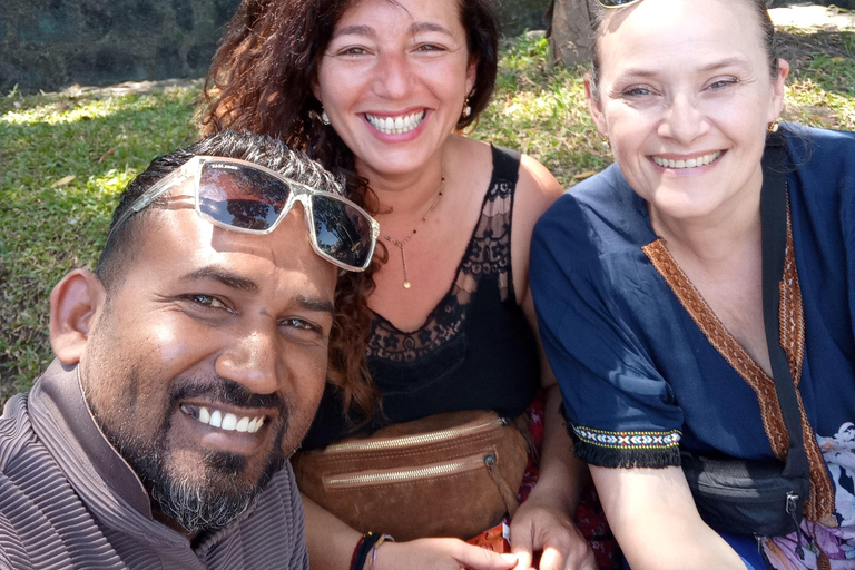 Kandy: Full-Day Tuk-Tuk Tour with Temples & Gardens by Local