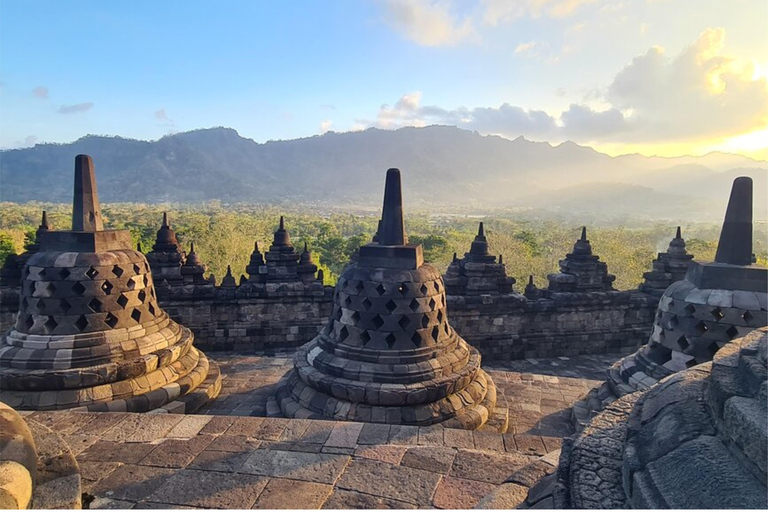 Yogyakarta: Borobudur beklimming, Mt. Merapi &amp; Prambanan tourAlleen transportservice (entreegelden apart betaald)