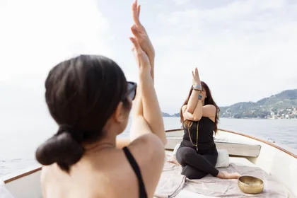 Yoga und Meditation auf einem Boot in Portofino