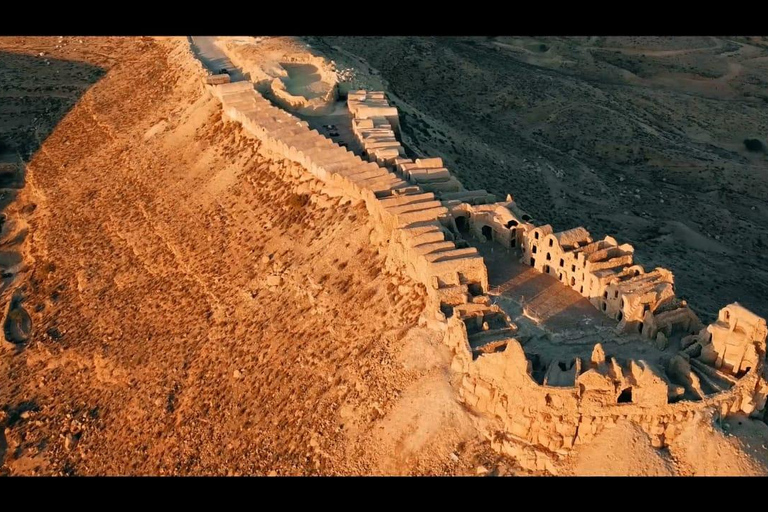 La guerre des étoiles et le coucher de soleil dans le désert à Ksar Ghilane