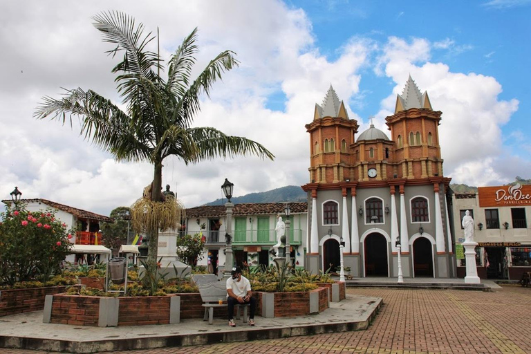MEDELLIN: TOUR INGLÊS GUATAPE + PEÑOL VELHO + MALECON + BARCO RUMBERO