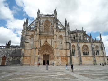 Fátima, Batalha, Alcobaça, Nazaré and Óbidos Private Tour