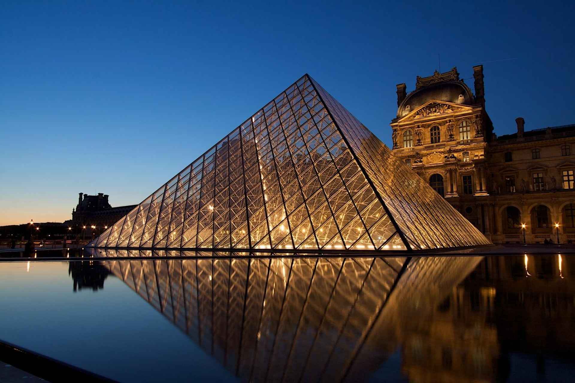 Окрестности парижа. Франция музей Лувр. Пирамида Лувра в Париже. Париж Франция достопримечательности Лувр. Достопримечательности Франции пирамида Лувра.
