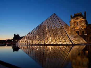 Paris: Reservierter Einlass zum Louvre und Bootsfahrt Paris: Reservierter Einlass zum Louvre und Bootsfahrt