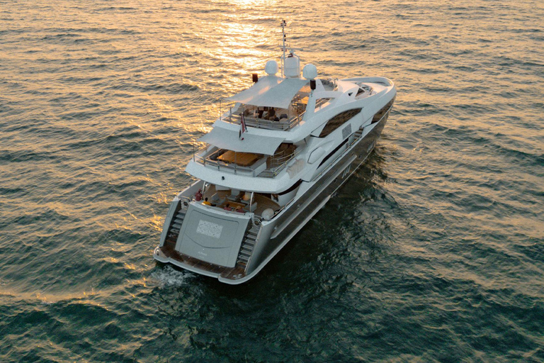 Dubai: Sunseeker Superyacht VIP Dinner, Drinks & Live DJ Soiree- Zen Med Gastronomy