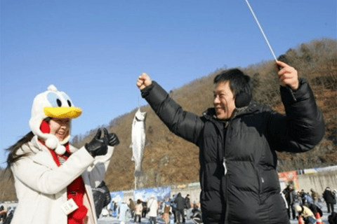 Depuis Séoul : Pêche sur glace et festival des lumières à HwacheonVisite en groupe Rendez-vous à la gare de l&#039;université de Hongik