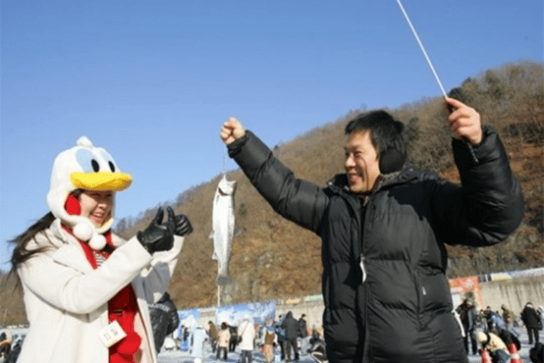 Depuis Séoul : Pêche sur glace et festival des lumières à HwacheonVisite en groupe Rendez-vous à la gare de l&#039;université de Hongik