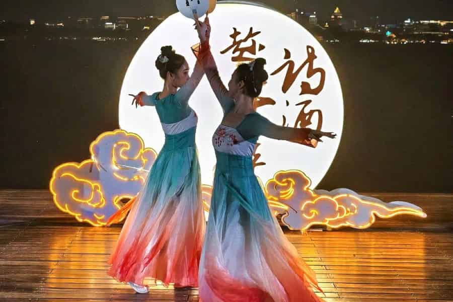 Nächtliche Bootsfahrt auf dem Westsee in Hangzhou, Live-Show und alte Straße. Foto: GetYourGuide Nächtliche Bootsfahrt auf dem Westsee in Hangzhou, Live-Show und alte Straße. Foto: GetYourGuide