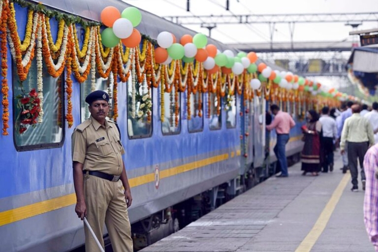 Z Delhi: wycieczka do Taj Mahal i Agry pociągiem Gatimaan ExpressPociąg pierwszej klasy z samochodem, przewodnikiem, biletami wstępu i lunchem