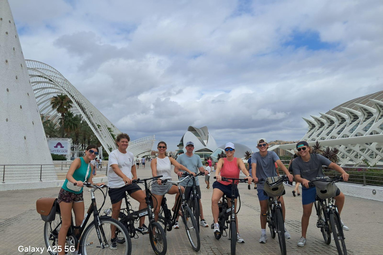 Valência: City Highlights E-Bike/Bike Tour com guiaTour guiado por E-Step com guia