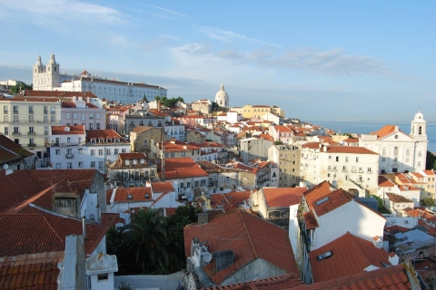 Lisbon: Alfama and São Jorge Castle Quarters Walking Tour Private Tour in Spanish