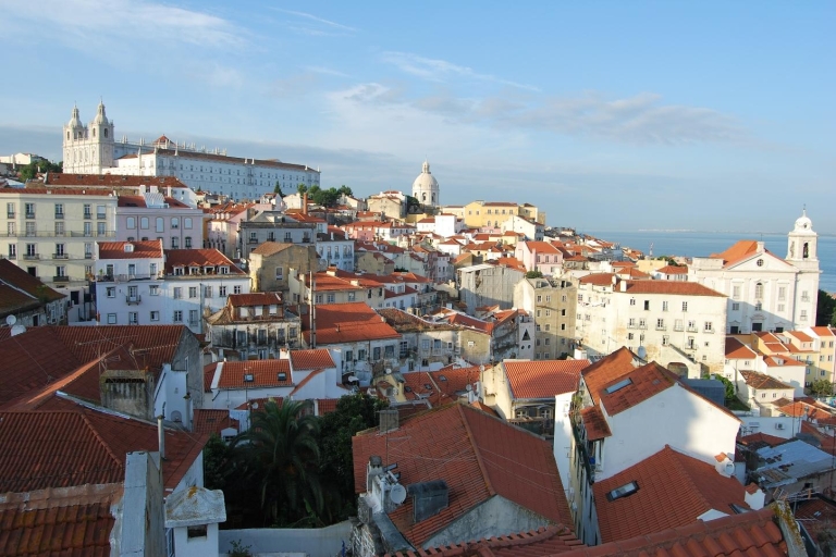 Lizbona: piesza wycieczka po dzielnicach zamku Alfama i São JorgeWycieczka grupowa w języku francuskim