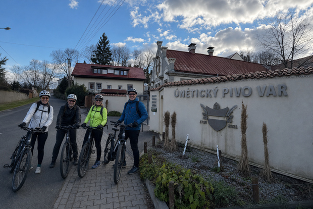 Ab Prag: Geführte E-Bike-Tour mit Brauereibesuch in Únětice