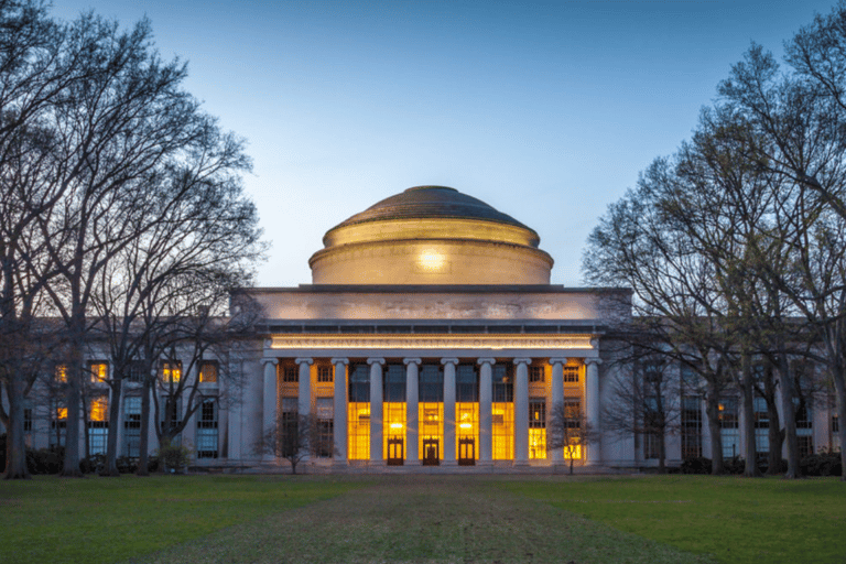 Cambridge: MIT Guided Walking Tour with Student Guide