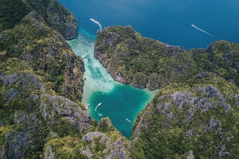 Phuket: Phi Phi Islands Gold Class Cruise & Snorkeling Tour