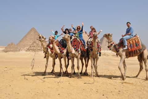 From Hurghada: Giza Pyramids & Egyptian Museum tour by Bus