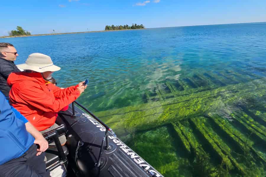 Malerische Bootsfahrt zu Schiffswrack und Leuchtturm am Baileys Harbor. Foto: GetYourGuide