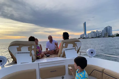Cartagena: Tour particular pela baía ao pôr do sol num barco de luxo