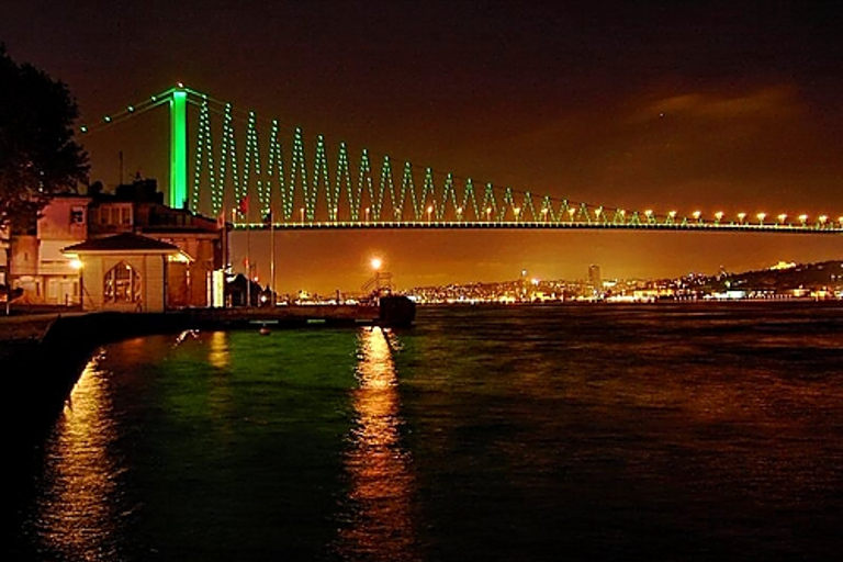 Istanbul: Bosporus-Bootsahrt mit Abendessen & EntertainmentBosporus-Fahrt mit Abendessen und ortstypischem Alkohol