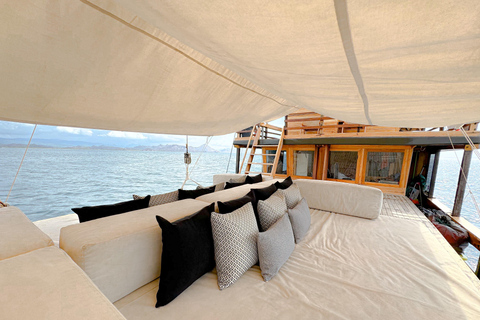 Labuan Bajo: 3-Day Komodo Island Cruise & LandTour, 15 Stops Superior Boat Sharing Room + Overland, Park Fee Excl.