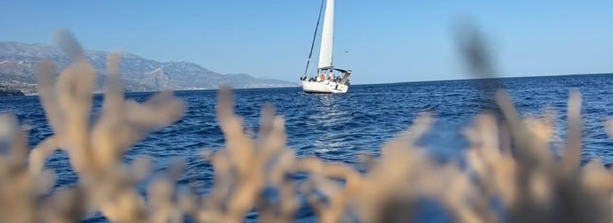 Excursion privée en voilier de Tsoutsouras aux grottes et plages d'Aspes