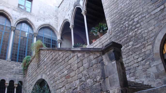 barcelona barrio gotico city tour in german