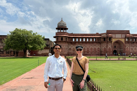 Desde Delhi: excursión de 1 día en tren al Taj Mahal y AgraTren de segunda clase (tour todo incluido)