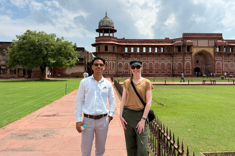 Desde Delhi: excursión de 1 día en tren al Taj Mahal y AgraTren de segunda clase (tour todo incluido)