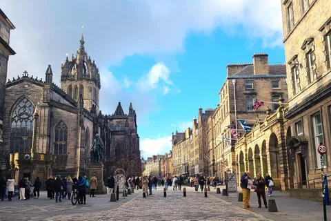 Edinburgh: Privérondleiding in het Frans met Clémentine
