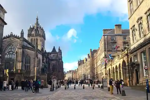 Edinburgh: Privérondleiding in het Frans met Clémentine