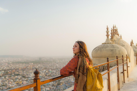 Laghi sereni e palazzi reali: tour privato di Udaipur in autoLaghi tranquilli e palazzi reali: tour privato di Udaipur in auto