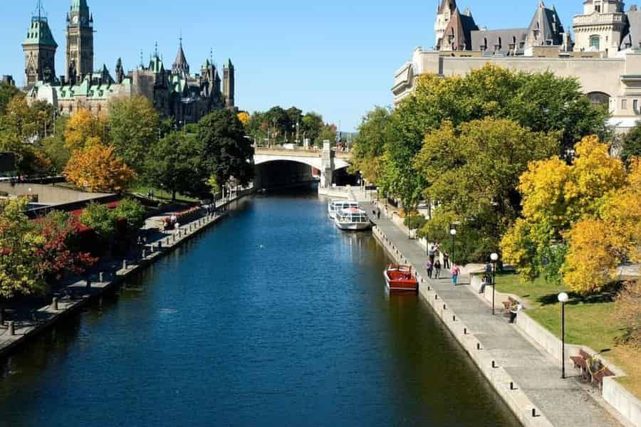 Parliament Hill: Abendliche Beleuchtungs-Tour mit Blick auf den Fluss. Foto: GetYourGuide Parliament Hill: Abendliche Beleuchtungs-Tour mit Blick auf den Fluss. Foto: GetYourGuide
